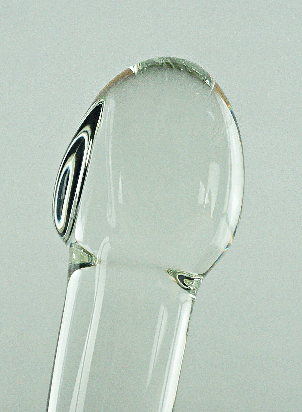 Pequeño consolador de cristal con cabeza esculpida