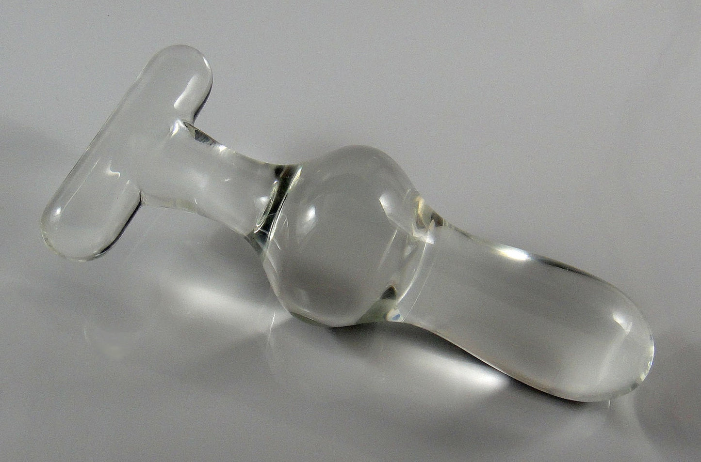 Consolador/tapón anal de Kegel con forma de reloj de arena y mango en T de vidrio mediano